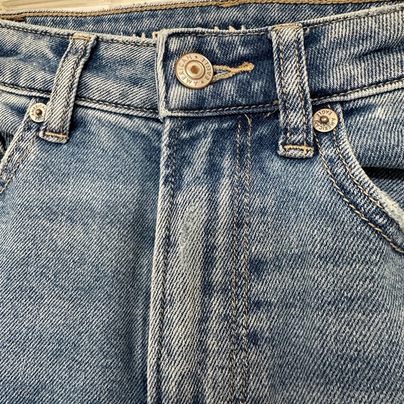 American Eagle Mom Straight Jeans Size 6 Stretch Light Wash - Picture 3 of 6